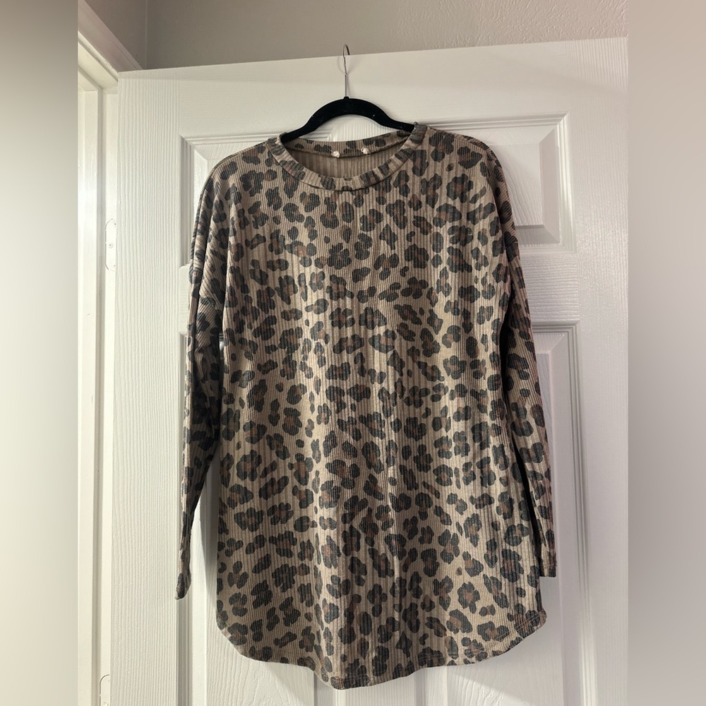 Bundle of 4 Tops – H&M, Forever 21, & Boutique Styles – Women’s Small 🤍✨